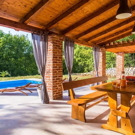 Lucia Casa de Férias Hlapa
