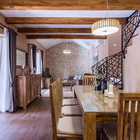 Lucia بيت للعطل *