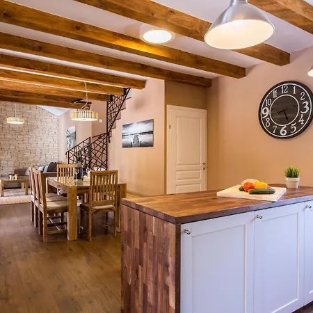 Lucia بيت للعطل Hlapa